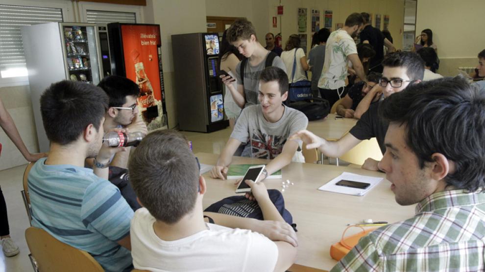 Alumnos en el Campus de Soria durante los momentos previos a la realización de uno de los exámenes de la EBAU.