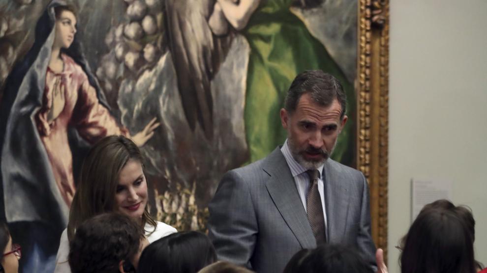 Los Reyes en el Prado con los estudiantes