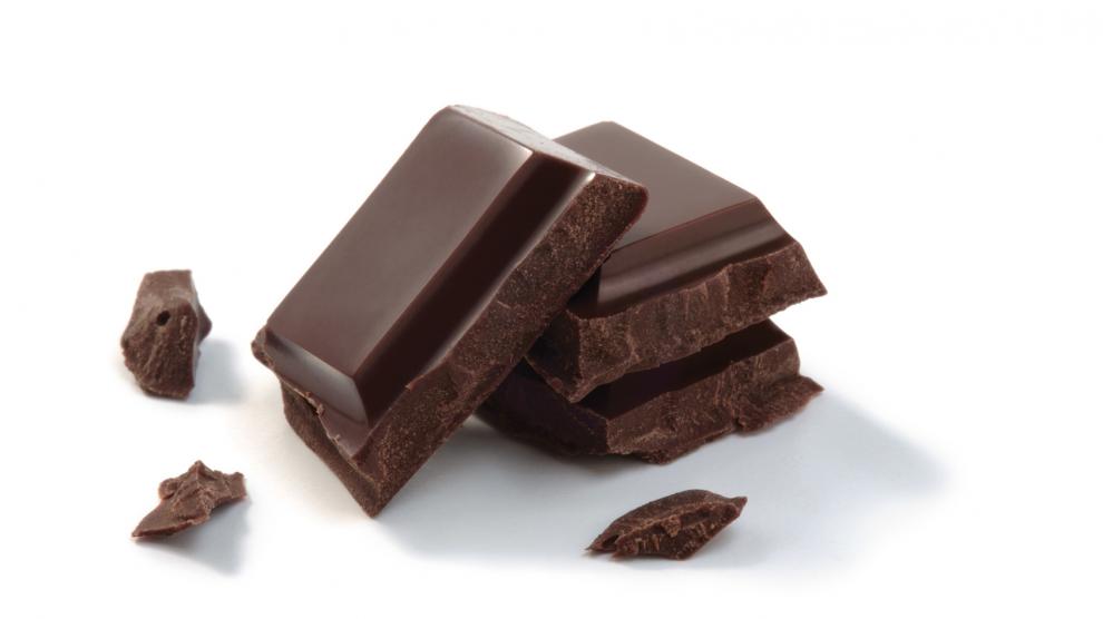El cacao del chocolate negro es rico en antioxidantes y flavonoides, que hidratan la piel.