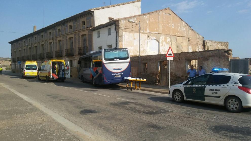 El autobús de la línea Sariñena-Zaragoza se ha empotrado contra una vivienda en Alcubierre