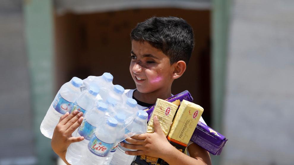 Un niño, tras recibir agua y comida en Mosul.