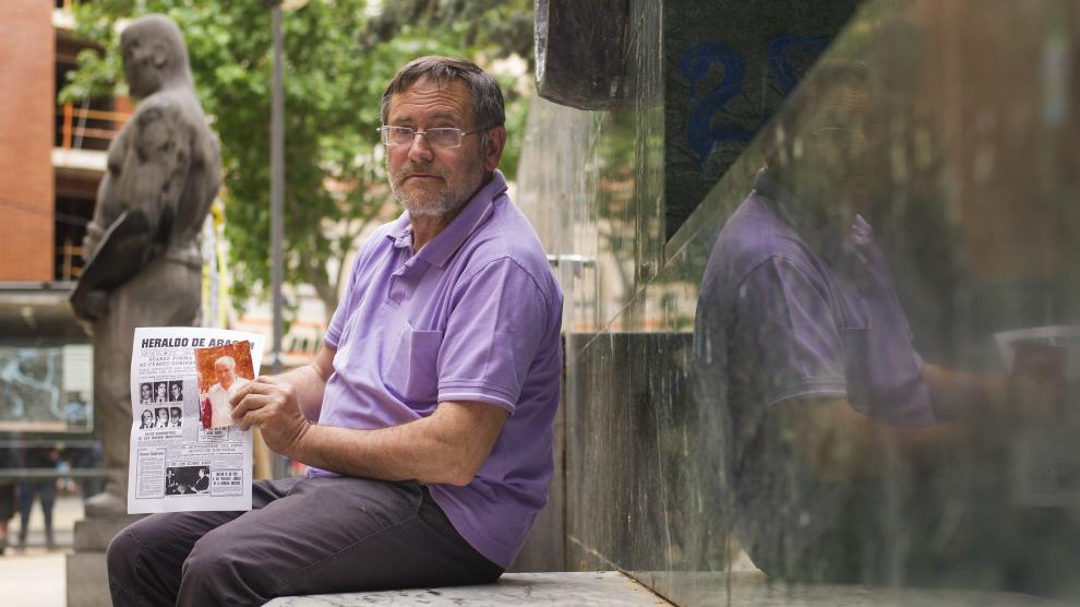 Jesús Argudo, profesor de instituto jubilado, muestra un ejemplar de HERALDO sobre el atentado.