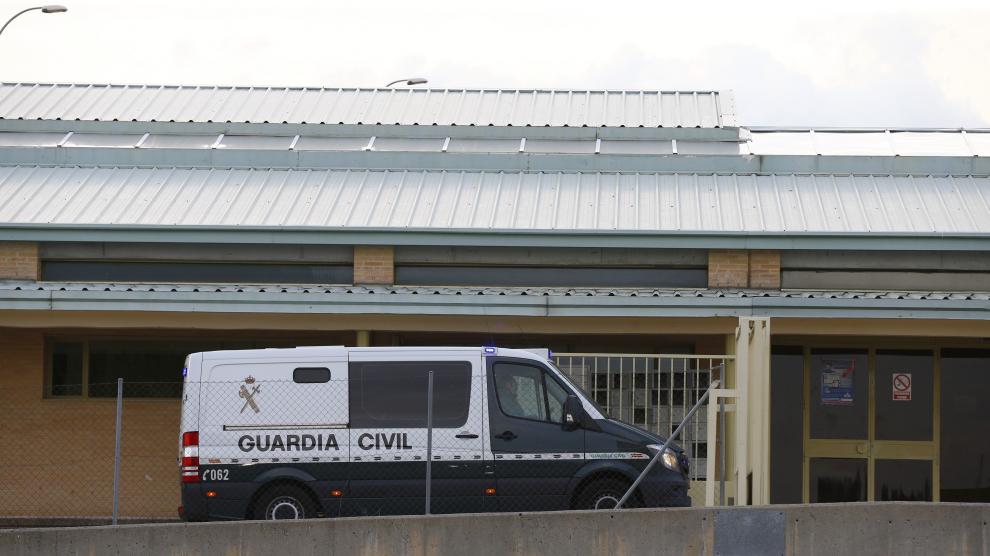 El furgón que traslada a Ángel María Villar llegando a la prisión de Soto del Real.