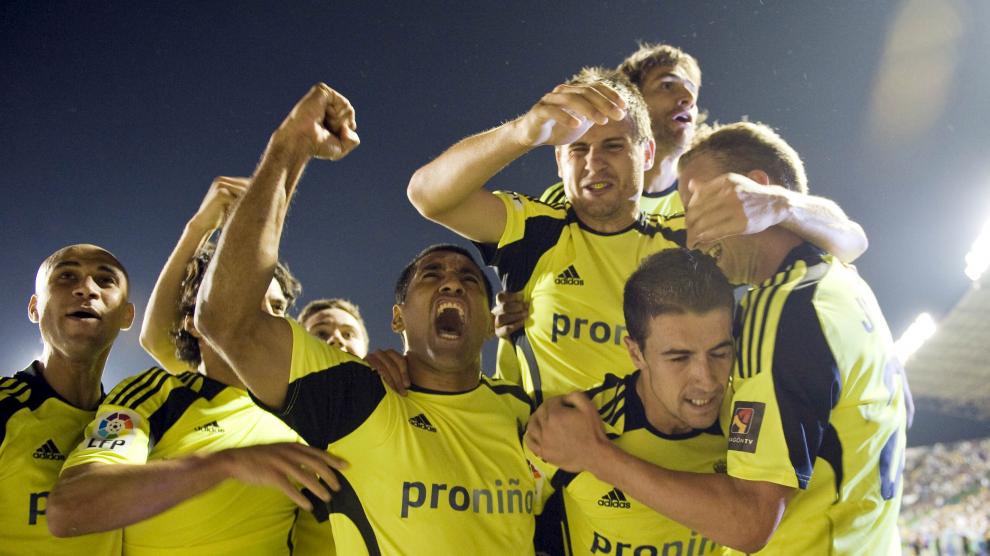 Los jugadores del Zaragoza celebran la permanencia tras ganar al Levante en 2011.