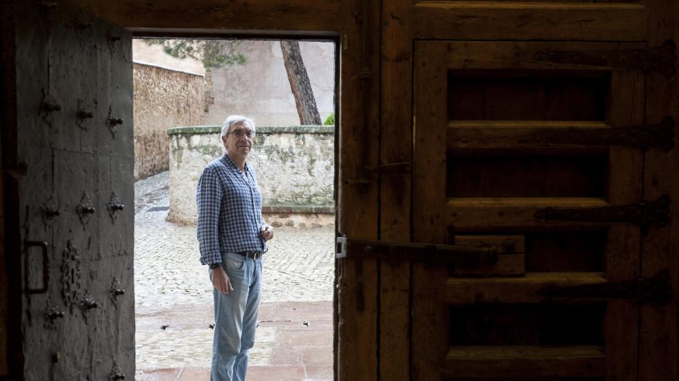 Antonio Jiménez, en la puerta de la catedral de Albarracín.