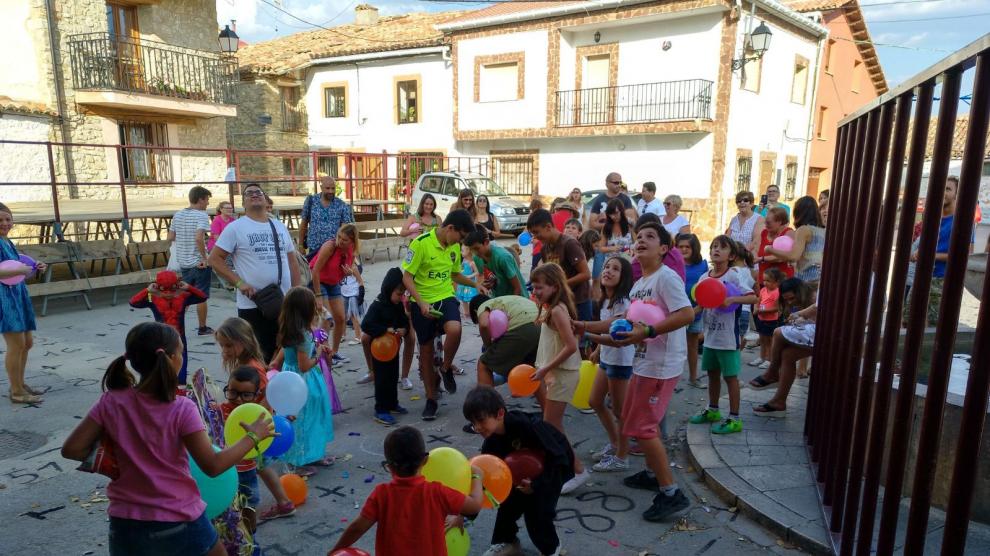 La plaza de Moscardón se llenó de niños que disfrutaron con disfraces y una cabalgata.