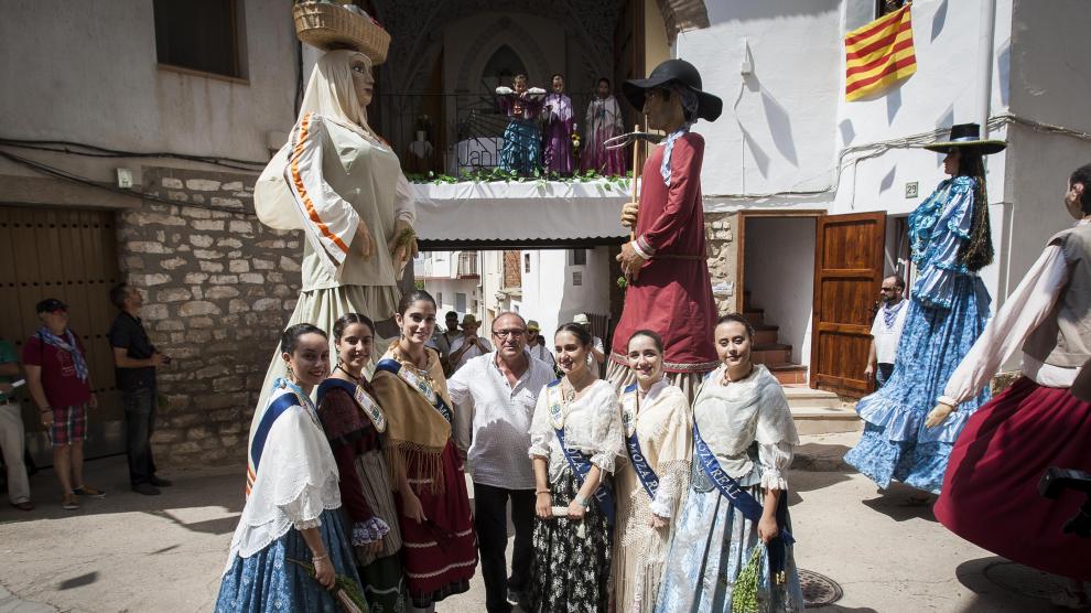 Gigantes de La Puebla de Híjar junto a las reinas y damas de las fiestas patronales, el pasado día 16.