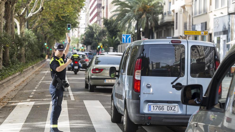 Un policía controla el tráfico en Sagasta.