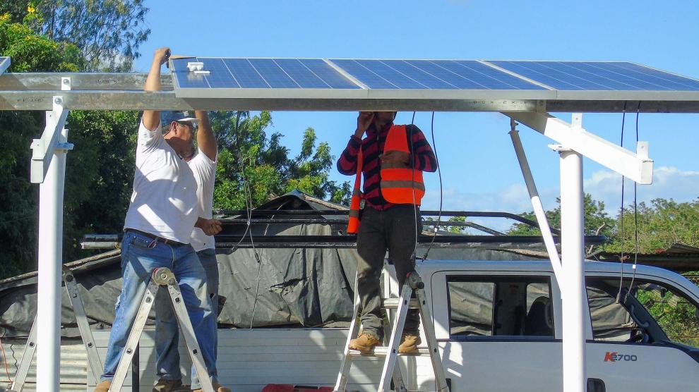 Instalación de placas solares en Achuapa, Nicaragua.