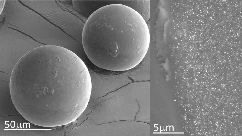 Vista de una de las microcápsulas de resina en la que se encuentran protegidas las nanopartículas de oro (que se ven como puntos brillantes en la ampliación de la foto derecha).