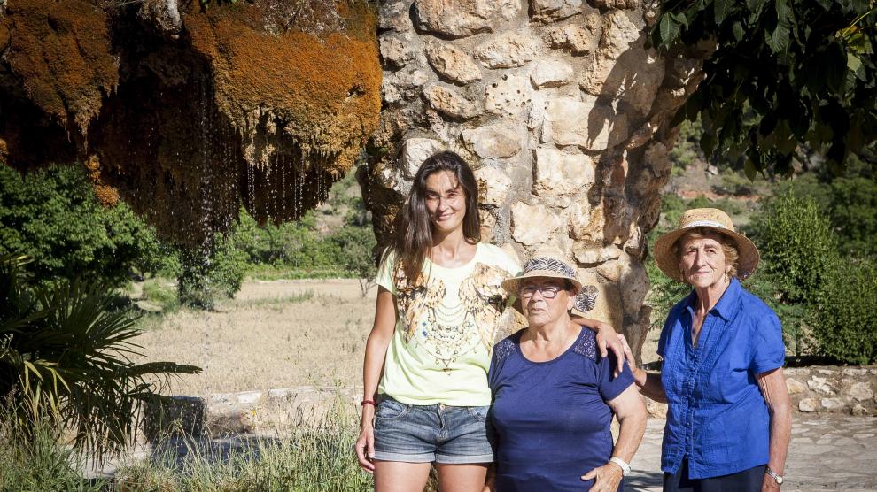 Rosa Fernández, responsable turística de Anento, junto a sus vecinas Felisa Ruiz y Esperanza Laclaustra.