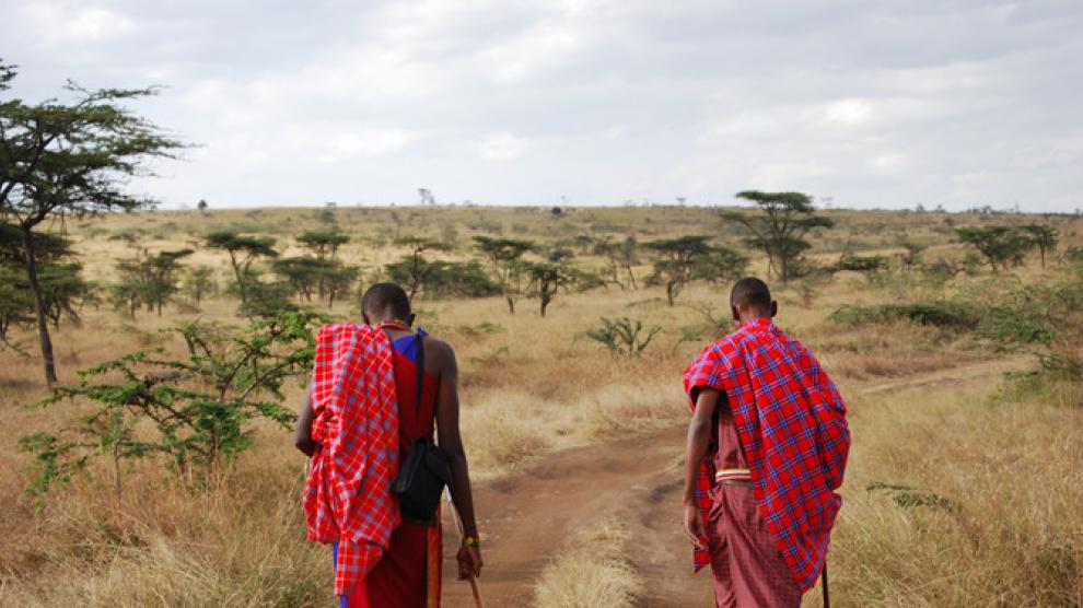 Dos masáis guían una excursión en los alrededores de la reserva de Masái Mara