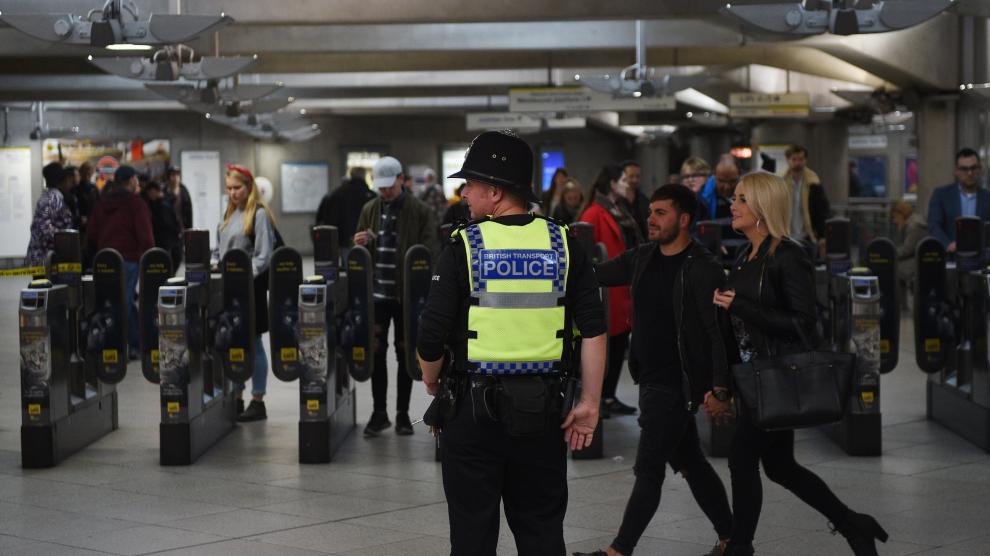 Vigilancia policial en el metro de Londres, este domingo.