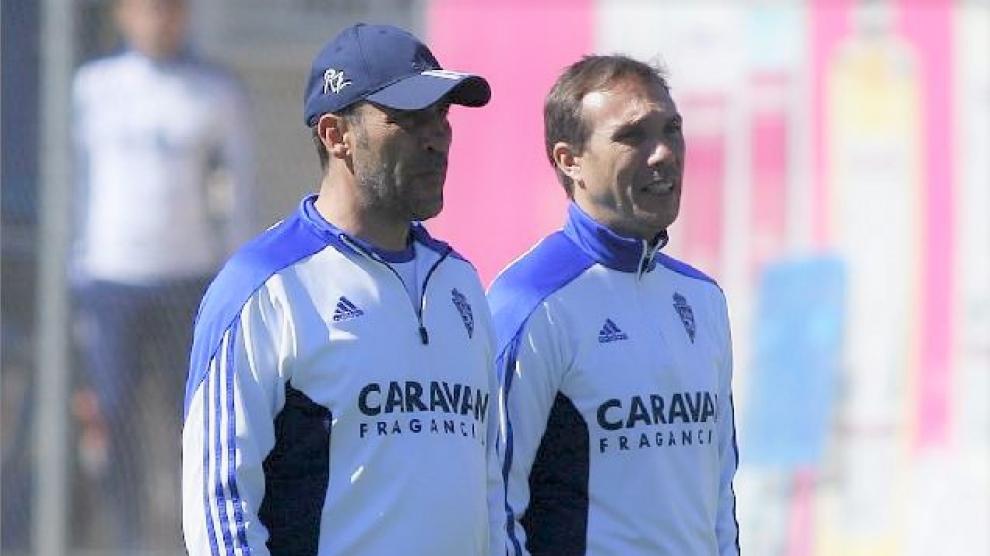 Rodri camina y conversa con Agné en la Ciudad Deportiva del Real Zaragoza, el pasado mes de marzo cuando ambos dirigían el vestuario blanquillo.