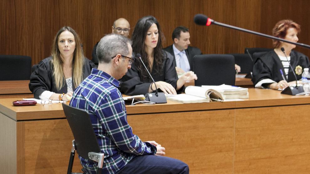 Francisco Canela, acusado del homicidio de Robert Ricolti, cometido en Ricla en 2016, durante el juicio celebrado en la Audiencia Provincial de Zaragoza.