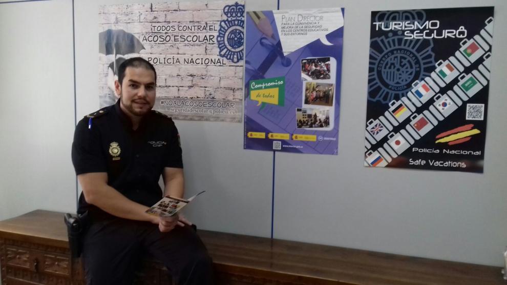José Antonio Jiménez Giménez, gitano y Policía Nacional, en su comisaría de Zaragoza.