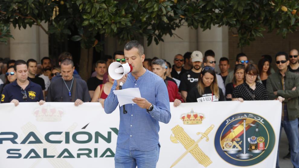 Un momento de la concentración de policías y guardia civiles en la plaza del Pilar.