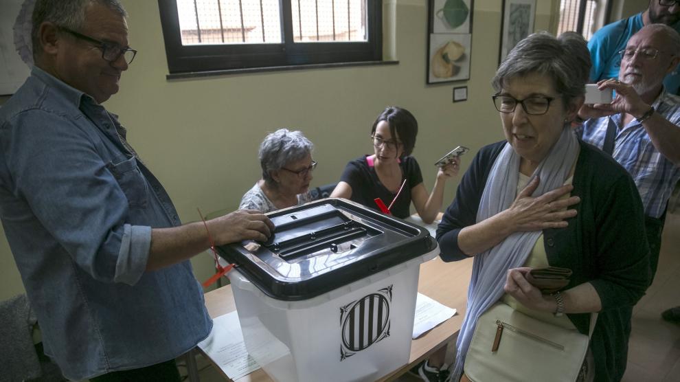 Un grupo de personas votan en el instituto Moisés Broggi de Barcelona en el referéndum sobre la independencia de Cataluña, suspendido por el Tribunal Constitucional.