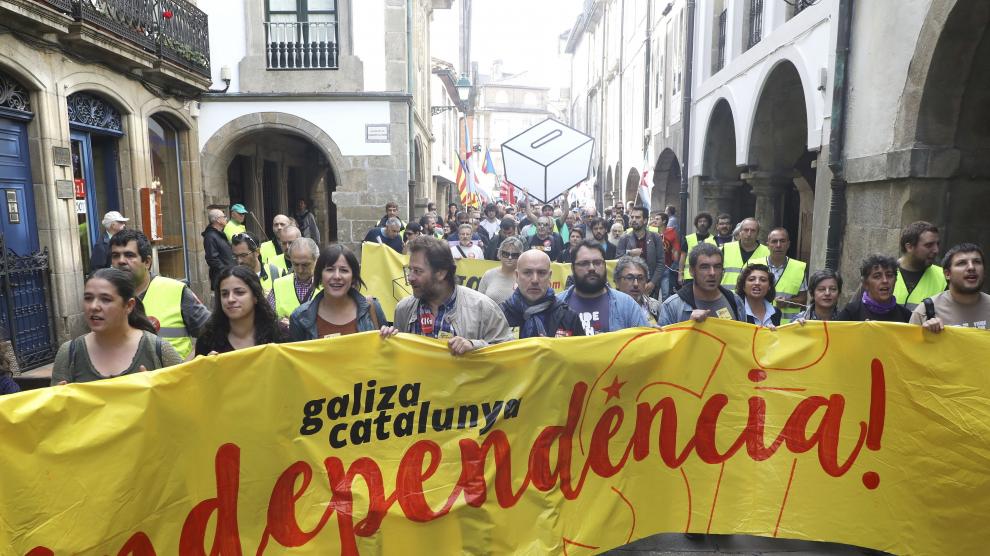 Miles de personas se manifiestan en Galicia para exigir al Gobierno que Miles de personas se manifiestan en Galicia para exigir al Gobierno que