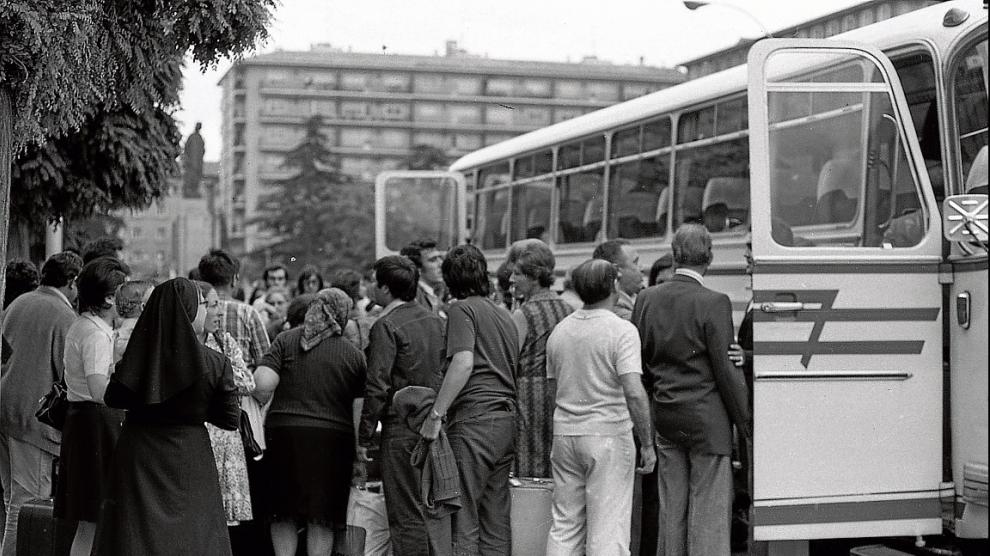 Un grupo de personas coge un autobús en Zaragoza a mediados de los años setenta.