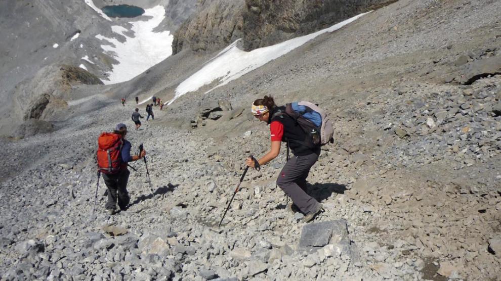 Montañeros bajando de Monte Perdido hacia el ibón Chelau.