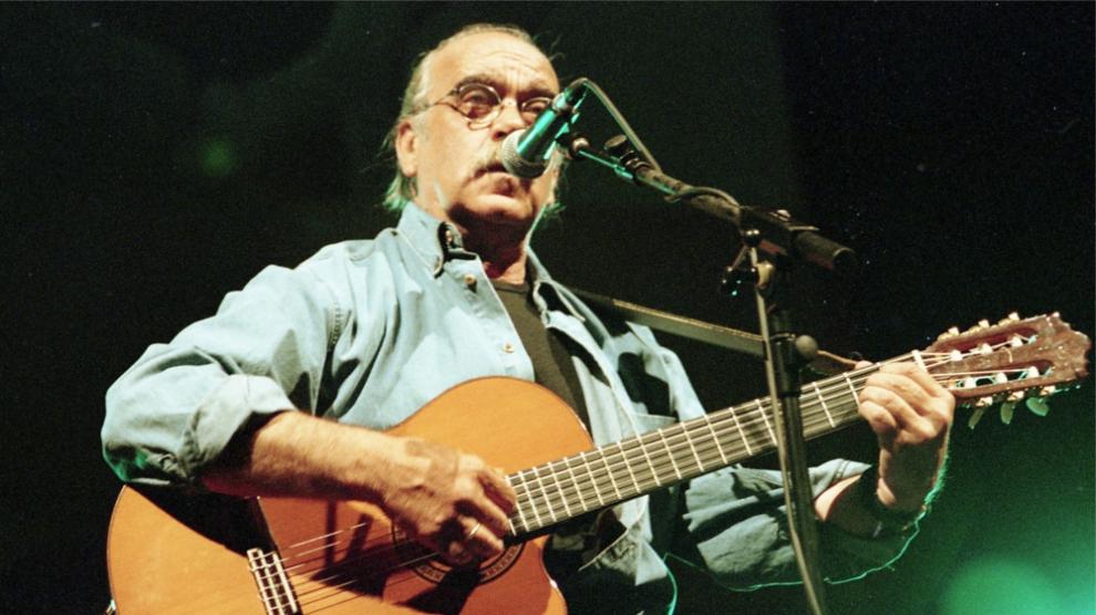 José Antonio Labordeta durante un concierto