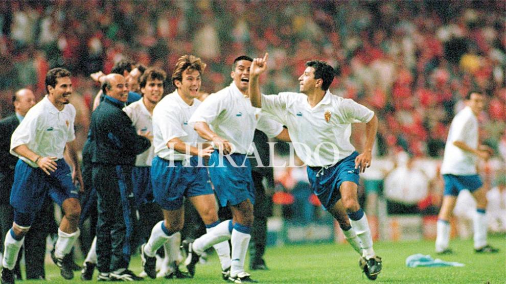 Nayim celebra su épico gol en París el 10 de mayo de 1995