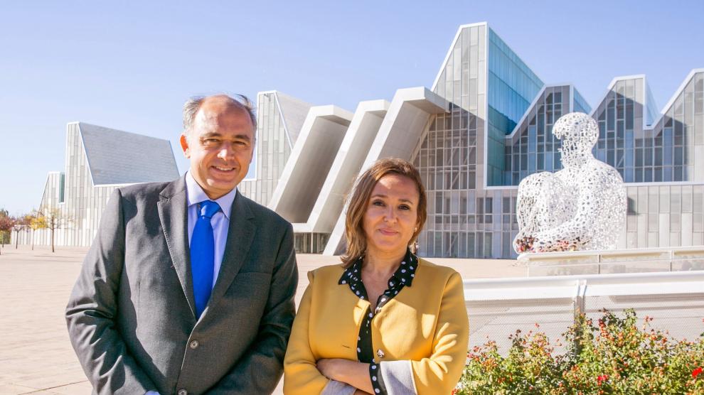 Rafael Sánchez Jiménez, director de Comunicación y Relaciones Institucionales de EGEDA. y la consejera de Educación y Cultura, Mayte Pérez.