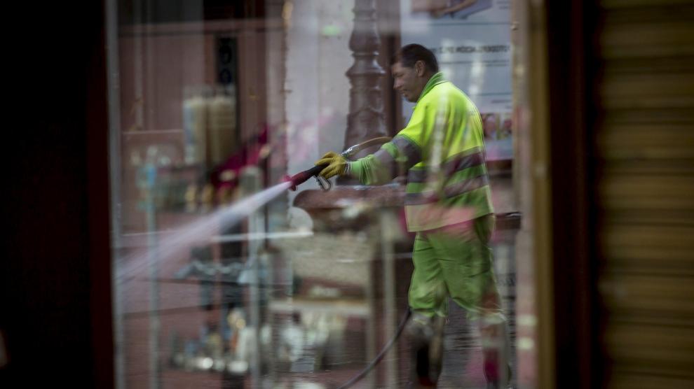 Un operario de FCC hace labores de limpieza en la calle de Alfonso I de Zaragoza.