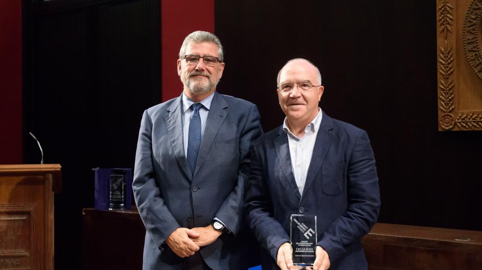 José Antonio Mayoral entrega el premio a Conrado Rillo.