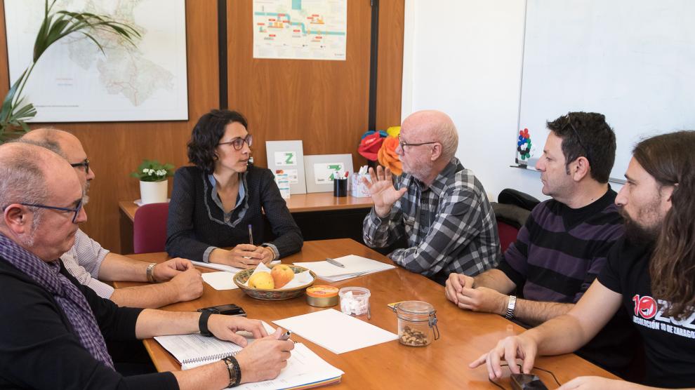 Elena Giner, Pablo Híjar y representantes de la Asociación de Vecinos Parque Goya en la reunión mantenida esta mañana para impulsar la creación del futuro Centro Cívico de este barrio de Zaragoza.
