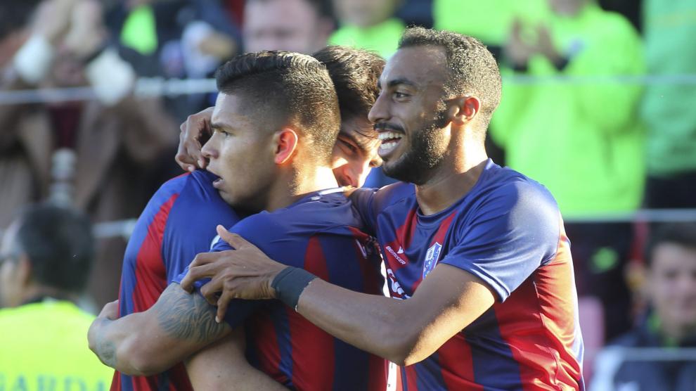 Akapo celebra, junto a Cucho y Melero, el primer gol del último partido ante el Tenerife.