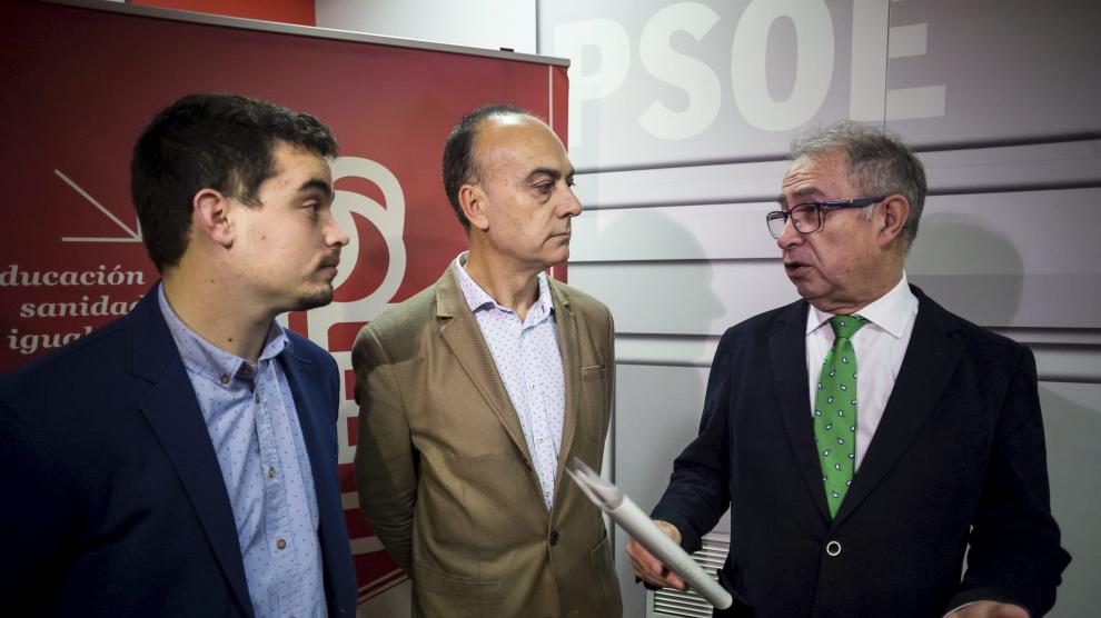 Darío Villagrasa, Alfredo Sancho y Fernando Gimeno, en la sede del PSOE