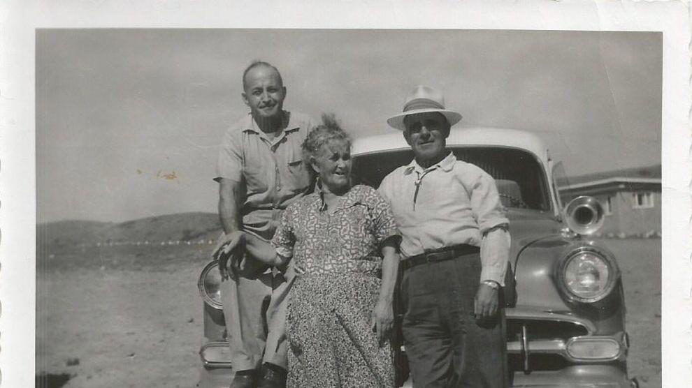 Julio Yagües, Josefa Jarque y Domingo Yagües, de Javaloyas, posan con su coche en Idaho.