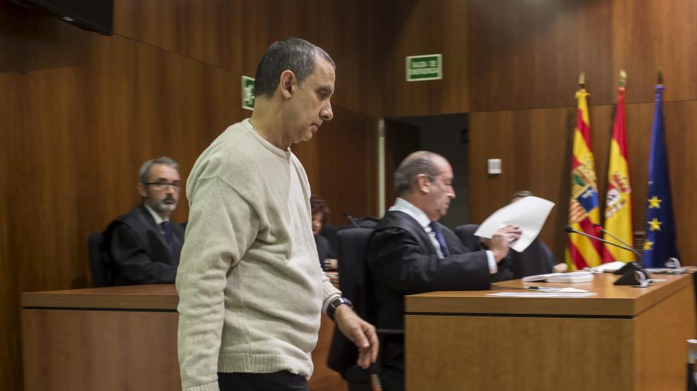 El acusado, Salvador Gázquez, accediendo a la sala de vistas de la Audiencia de Zaragoza para escuchar el veredicto del Jurado.
