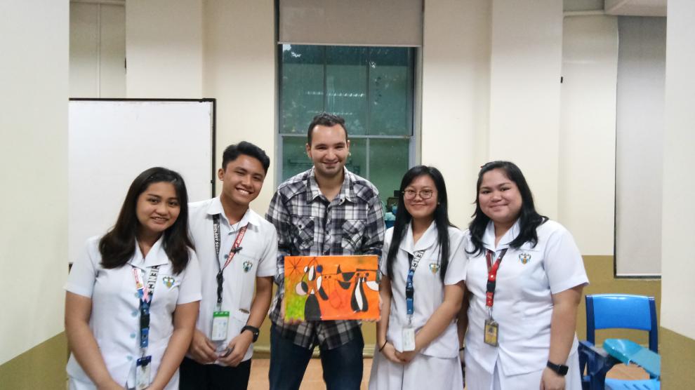 Marco Antonio, junto a algunos de sus alumnos en la Universidad Santo Tomás de Manila.