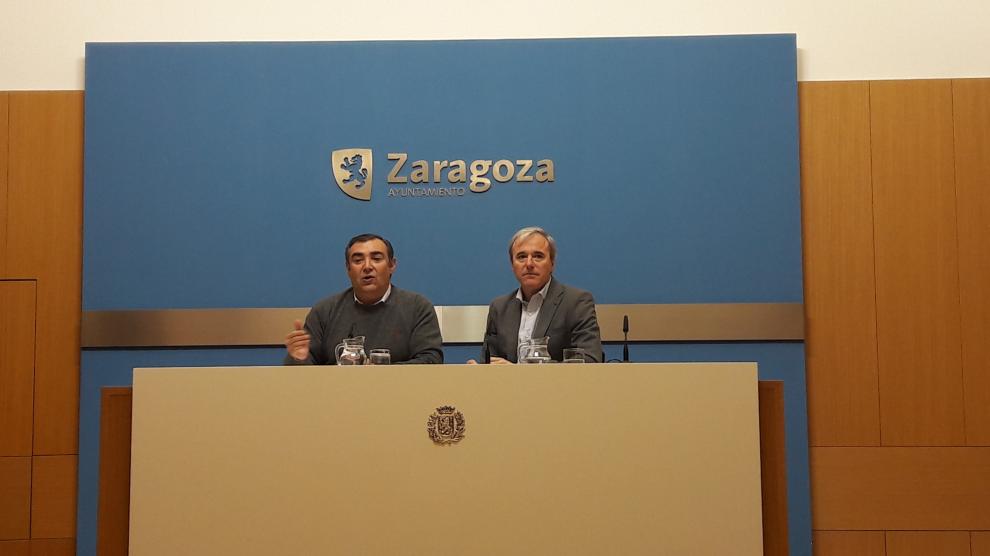 Alberto Casañal y Jorge Azcón, este jueves durante su comparecencia en el Ayuntamiento de Zaragoza.