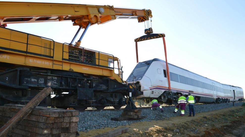 Trabajos para remolcar el tren accidentado en Arahal