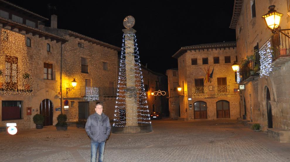 El alcalde de Cretas, Fernando Camps, en la plaza que Ferrero Rocher utiliza en su campaña publicitaria navideña.