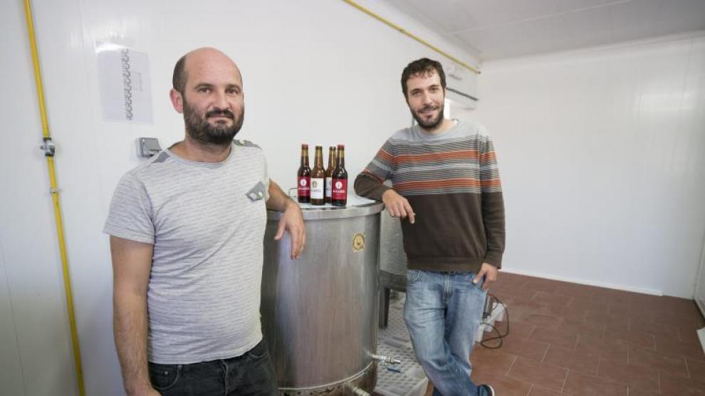 Raúl Hernández y Eduardo Martín, en su fábrica de cerveza artesana.