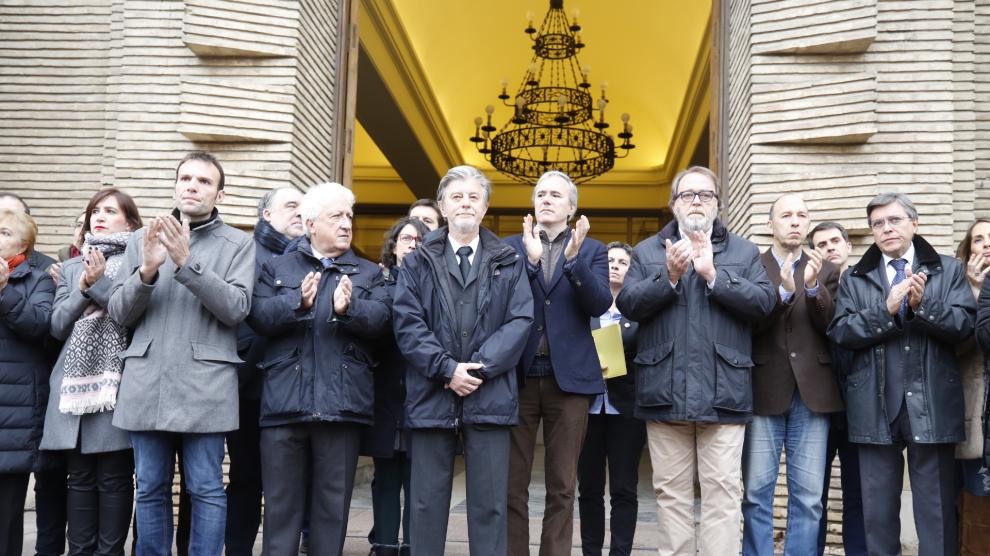 Todos los representantes aplaudieron a la conclusión del minuto de silencio por Víctor Laínez, a excepción del alcalde Pedro Santisteve.