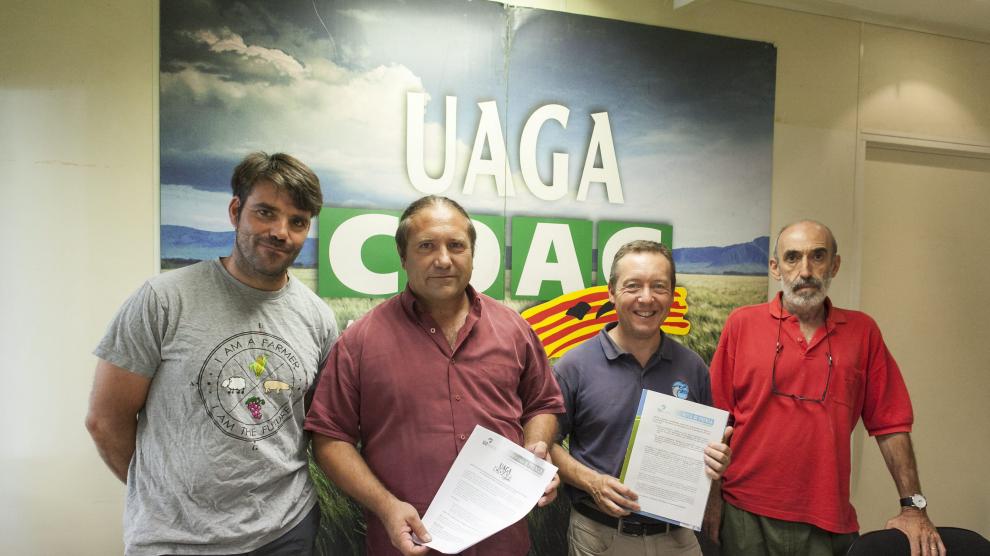 José Luis Iranzo Alquézar, primero por la izquierda, en un acto de UAGA-COAG.