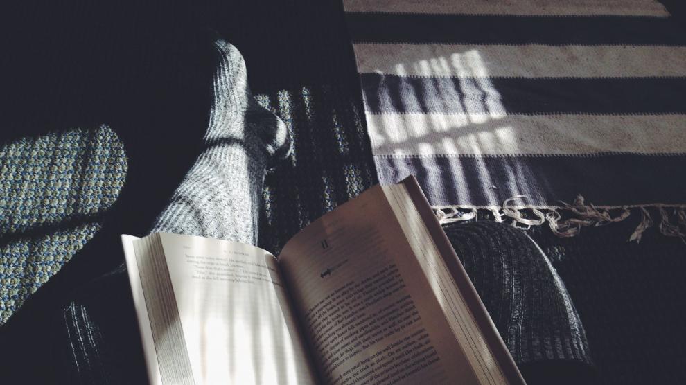 El 24 de diciembre, los islandeses se regalan libros y pasan el día leyendo en la cama.