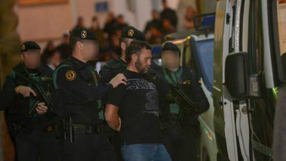 Igor el Ruso entra en el furgón policial tras confesar los crímenes ante la juez este domingo.