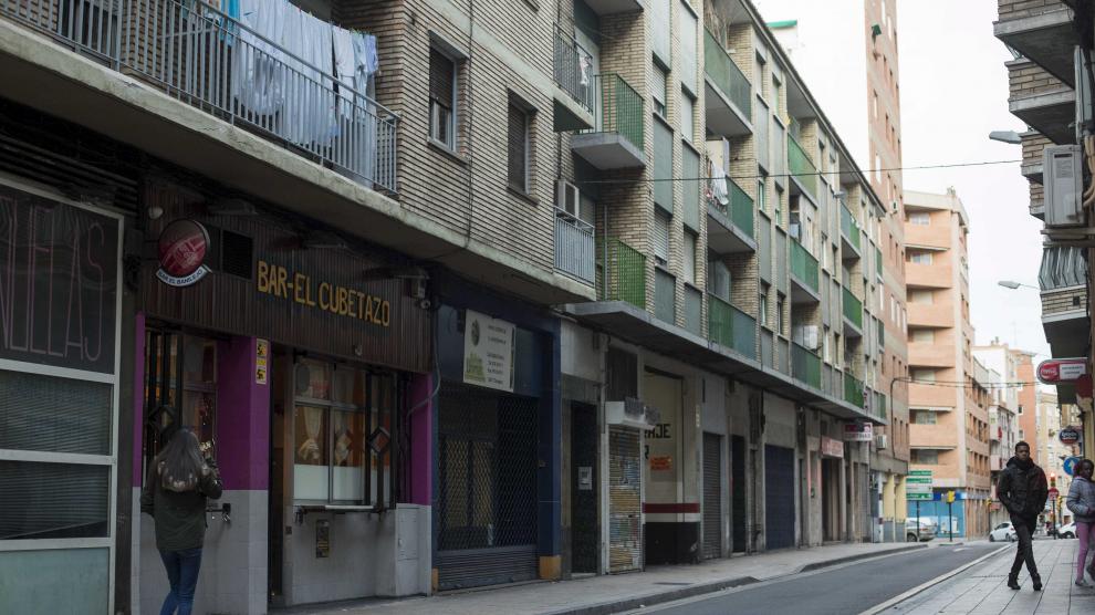 El bar El Cubetazo, en la calle de San Rafael, quedó destrozado tras la pelea.