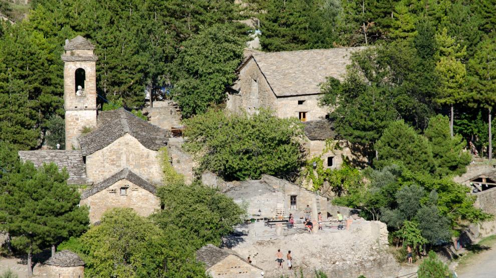 Vista del núcleo de Griébal y su iglesia, que será rehabilitada como centro social para jóvenes