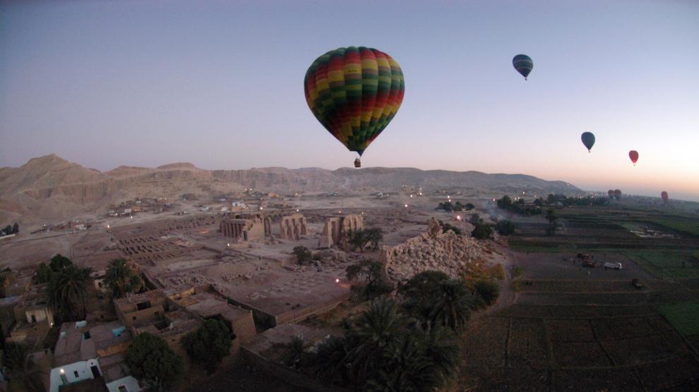 Globos aerostáticos sobrevuelan el Valle de los Reyes, cerca del Luxor (Egipto)