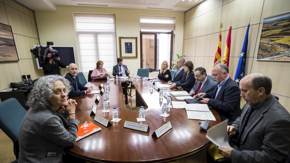 Gobierno de Aragón, empresarios, consumidores y representantes de municipios y provincias, ayer en la mesa del ICA
