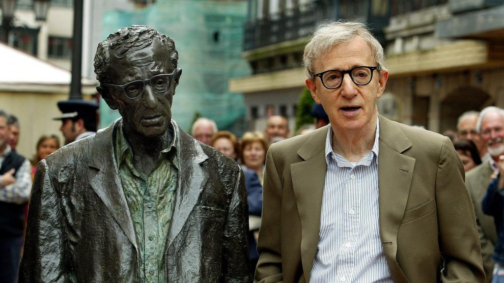 Woody Allen, junto a su estatua en Oviedo en 2005