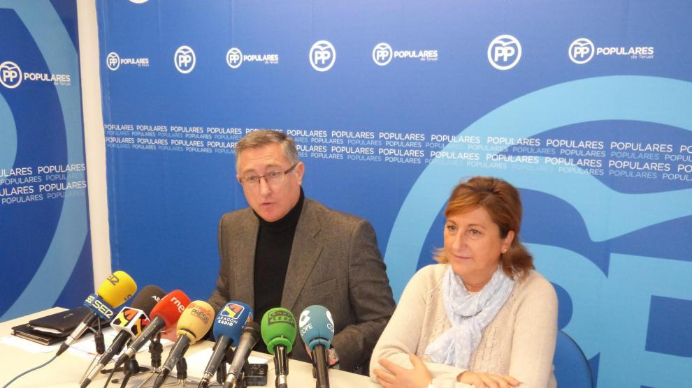 Manuel Blasco y Carmen Pobo, durante la rueda de prensa ofrecida en la sede del PP en Teruel.